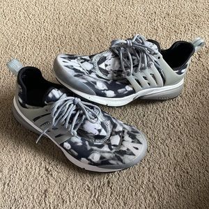 nike grayscale print presto